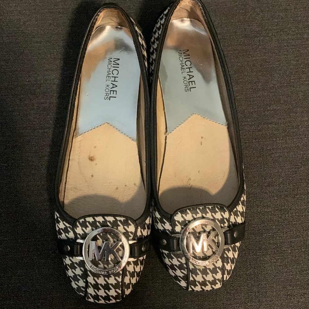 Michael Michael Kors Black & White Houndstooth Size 7.5 Flat Shoe